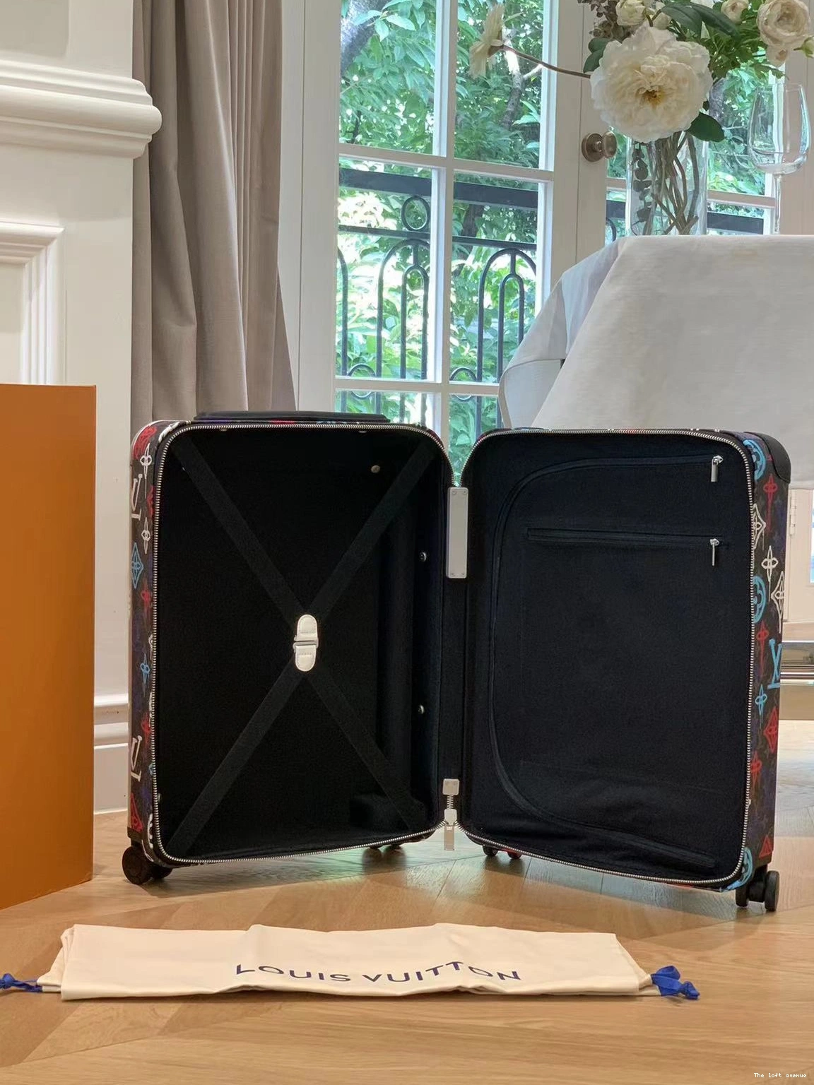 37L CABIN 55 HORIZON CUSTOM SUITCASE GRAFFITI 0716